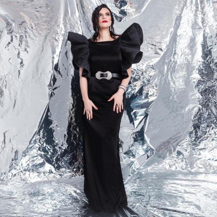 Laura Pausini con el sofisticado diseño negro de Alberta Ferretti