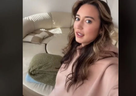 Mallory muestra el sofá a sus seguidores