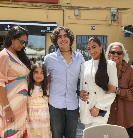 Manu, con su familia despidiendo a Charo Vega antes de irse a 'Supervivientes'.