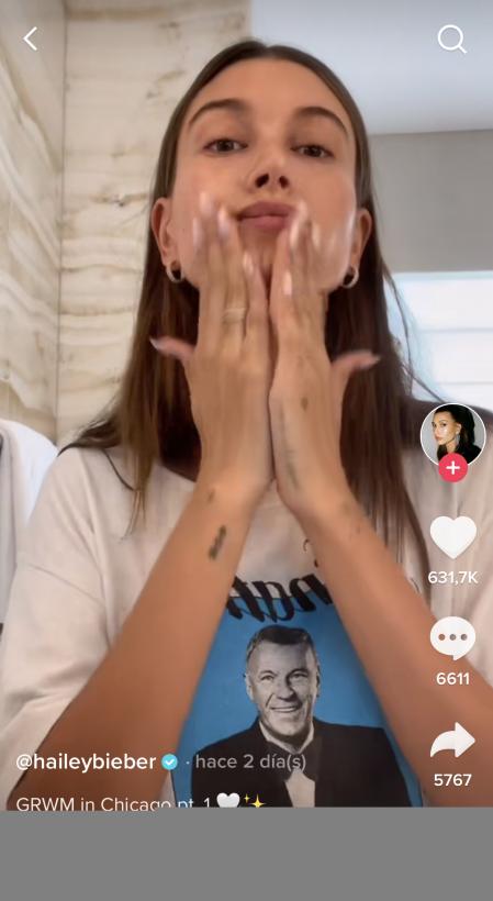 Hailey Bieber en su tutorial en TikTok