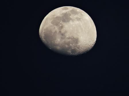 La luna gibosa vista en detalle desde Rota.