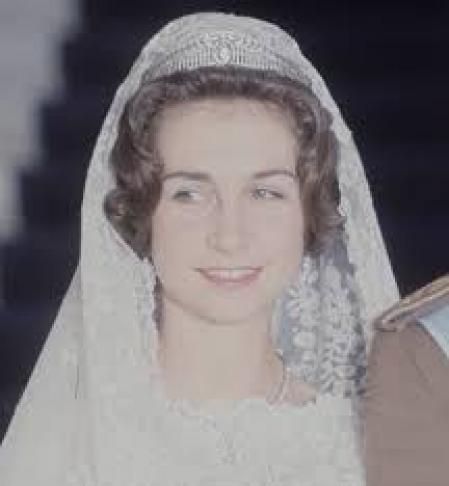 La diadema de diamantes que sujetaba su velo era un  regalo de ésta última y sería utilizada a su vez por la princesa Letizia el día de su enlace.