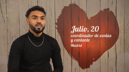 Julio llegó con su guitarra y muchas ganas de encontrar el amor.