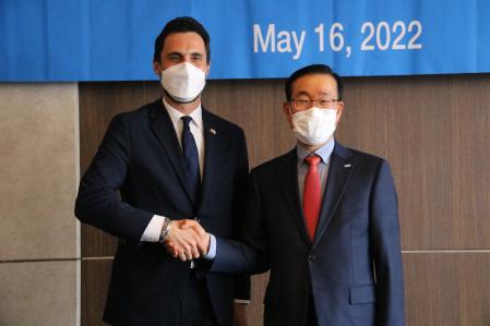 El conseller de Empresa, Roger Torrent, y el consejero delegado de Iljin, Jeom-sik Yang, en Seúl