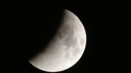 El eclipse sigue su curso.