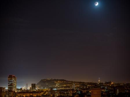 Eclipse lunar sobre Barcelona.