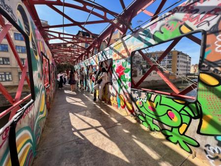 Visitando haciendo fotos desde uno de los puentes.