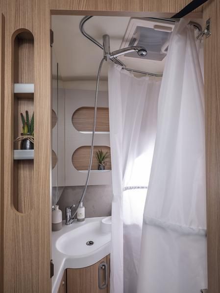 A pesar del reducido espacio interior, la versión más larga equipa un pequeño baño 