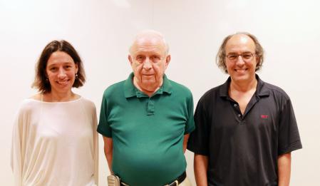 Foto de los autores, María Teresa Soto-Sanfiel y José Ignacio Latorre, con Roy J. Glaub er