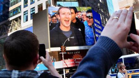 Zuckerberg, visto en Menlo Park tras la salida a bolsa de Facebook el 18 de mayo de 2012