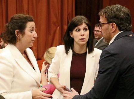 Alícia Romero (PSC), Marta Vilalta (ERC) i Josep Rius (JxCat) parlant just abans de la reunió de la Junta de Portaveus