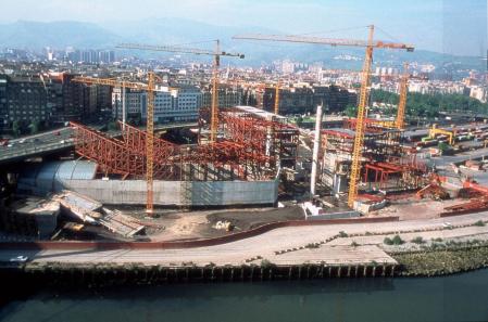 Una imagen del Museo Guggenheim Bilbao en construcción y la zona de Abandoibarra aún con aspecto industrial.