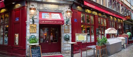 aquellos lugares con mesas de mármol y decoración modernista, que sirve honestos platos tradicionales.