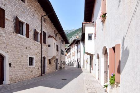 Calles de Venzone, casco antiguo, situado en la histórica región de Friuli