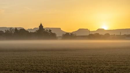 Amanecer con neblinas y calima.