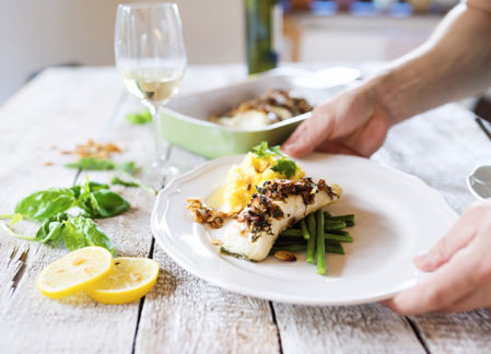 Protos marida a la perfección con pescados blancos, atún, sushi, arroces con mariscos, paella, pasta, comida asiática, pollo, quesos frescos o azules