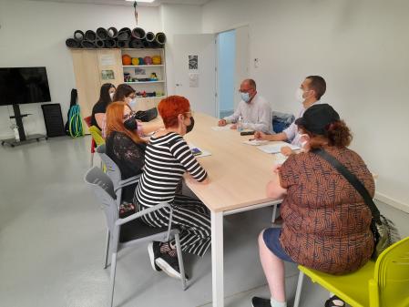 Un grupo trabaja en una de las salas del CRIS situado en el barrio alicantino de Babel.