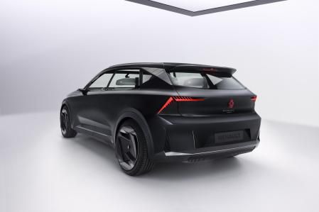 El diseño exterior es tipo SUV, por lo que se aleja del concepto monovolumen de antaño 