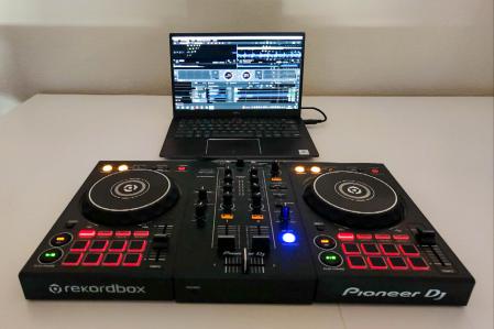 Un mezclador para realizar sesiones de DJ de Pioneer.