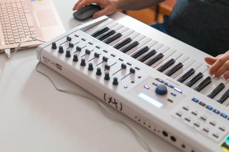 La conectividad es clave para elegir un controlador MIDI.