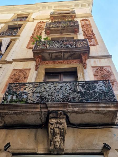 La casa Antoni de Monasterio, en el número 59 de la calle del Carme.