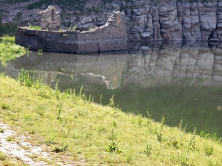 Ruinas al descubierto al bajar el nivel de caudal de agua en el pantano de Sau.