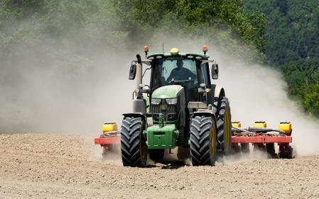 Polvo detrás del tractor.