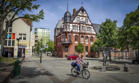 Transeúntes en una plaza del centro histórico de Schwedt esta semana; entre sus 30.000 habitantes hay inquietud por los empleos