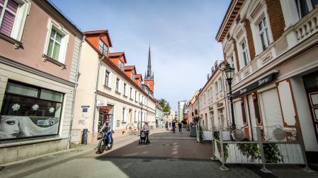 La calle comercial de Schwedt, Vierradener Strasse. Foto tomada el 19 de mayo de 2022