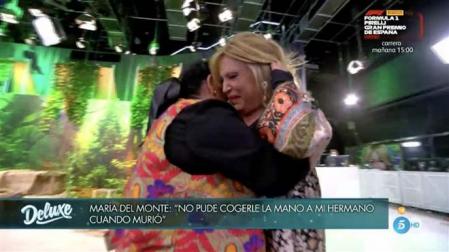 Ambas protagonistas se abrazan en el plató