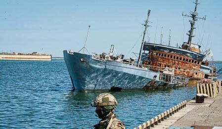 Mariupol (Ukraine), 29/04/2022.- A picture taken during a visit to Mariupol organized by the Russian military shows Russian serviceman guards in front of the sunken control ship 'Donbass' of the Ukrainian Navy on the territory of the cargo sea port in Mariupol, Ukraine, 29 April 2022. Mariupol is located on the northern coast of the Sea of Azov, it is one of the largest commercial seaports in Ukraine. Almost 500 thousand people previously lived in the city. On 16 April, the Russian Defense Ministry announced that the urban area of Mariupol had been cleared of the Ukrainian military, and their remnants were completely blocked on the territory of the Azovstal metallurgical plant. On 24 February Russian troops had entered Ukrainian territory in what the Russian president declared a 'special military operation', resulting in fighting and destruction in the country, a huge flow of refugees, and multiple sanctions against Russia. (Rusia, Ucrania, Estados Unidos) EFE/EPA/SERGEI ILNITSKY