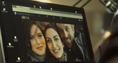 Laure se encuentra dividida entre creer a su mejor amiga o a su hermano.