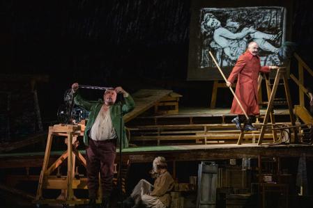 Las proyecciones se superponen a un set de maderas diversas