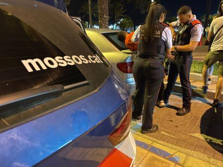 Una patrulla de Ciutat Vella carga al detenido para trasladarlo al hospital y luego a los calabozos de les Corts