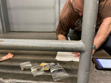 Un fura completa la nota con la droga incautada a un joven detenido