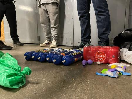 Arsenal de botellas de gas de la risa incautado a un latero paquistaní