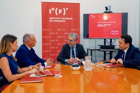 El presidente y la secretaria general de la CEV, Salva Navarro y Esther Gilabert, junto al conseller España y el director del IVF, Manuel Illueca