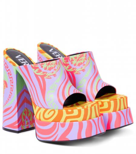 Versace lanza un modelo de plataforma extrema y estética pop