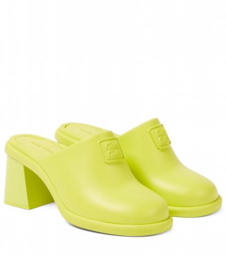 Miu Miu apuesta por el verde lima en unas mules de goma de tacón bajo