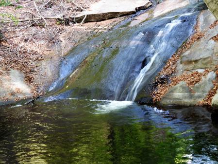 Salto de agua de una de las rieras que alimenta al pantano de Santa Fe del Montseny.