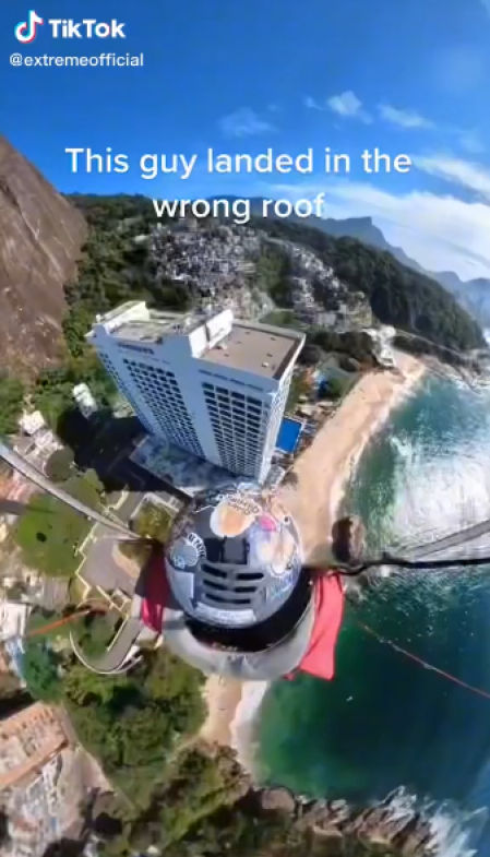 El paracaidista aterrizó primero en una azotea equivocada y tras ser obligado a marcharse se lanzó hacia la playa