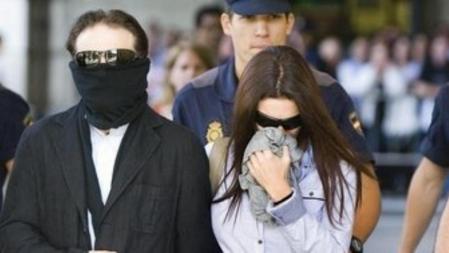 Francisco Javier Delgado, hermano de Miguel Carcaño y su novia, María García, en una imagen de 2010, son escoltados a la Audiencia Provincial de Sevilla.