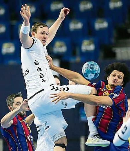 COLOGNE, GERMANY - DECEMBER 29: Sander Sagosen of Kiel is challenged by Thiagus GonÃ§alves dos Santos of Barcelona during the VELUX EHF Champions League final 4 final between Barca Lassa v THW Kiel at Lanxess Arena on December 29, 2020 in Cologne, Germany. (Photo by Christof Koepsel/Getty Images)