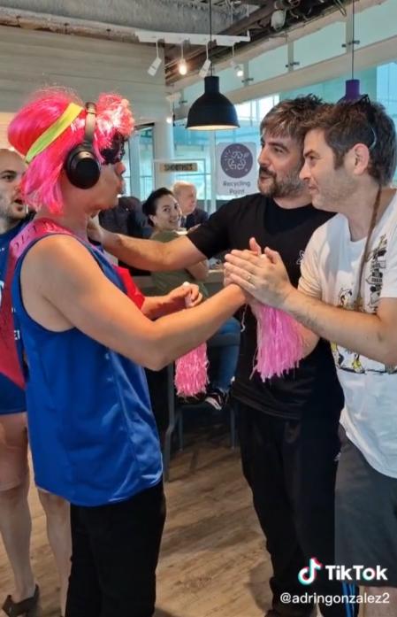 David Lartuna estaba interpretando su mejor versión de uno de los mayores éxitos de Estopa delante del grupo, sin saberlo.