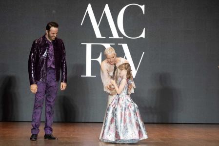 Charlene y Gabriella entregan el premio al Diseñador Emergente de este año, Abdul Al-Romaizan, y su marca Ramzen