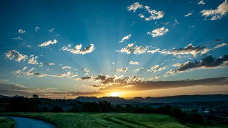 Rayos crepusculares al amanecer.
