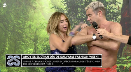 Momento en que María Patiño trata de depilar a Jorge Javier Vázquez en 'Sálvame'