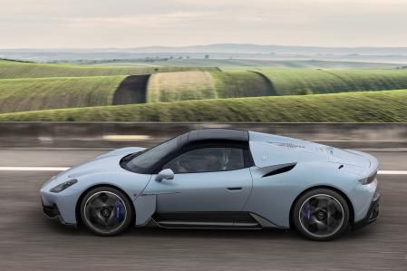 Pesa solo 65 kg más que el coupé, un logro posible gracias a un trabajo meticuloso y de gran precisión realizado durante las fases de diseño del vehículo&nbsp;