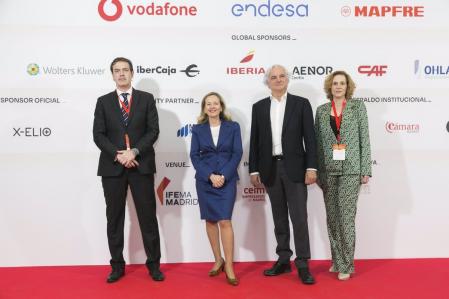 La vicepresidenta Nadia Calviño se sumó a la foto con los organizadores del Madrid Leaders Forum cuando se incorporó la secretaria general de CEIM, Sara Molero