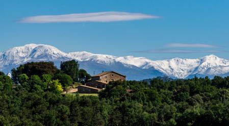 Masia Vilaseca con las nubes lenticulares.